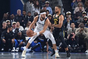 开云APP-阿扎伦卡连续二十场比赛得分超过比赛规则变更，独行侠不断突破！观众掌声雷动的简单介绍